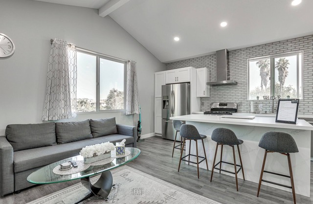 2 Mi to Downtown Escondido: Apt w/ Balconies
