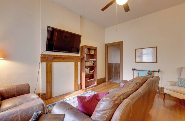 2 Mi to Dtwn: Apartment in Saint Louis