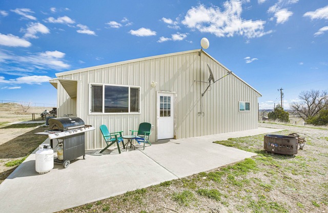 2 Mi to Dtwn Buffalo: Mtn-View Retreat w/ Patio!