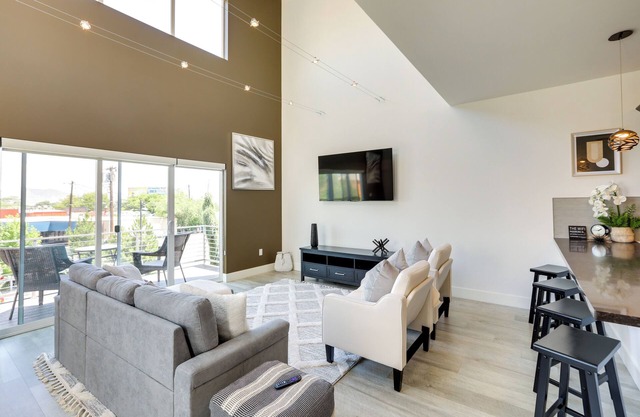 < 2 Mi to Dtwn: Reno Gem w/ Rooftop Patio!