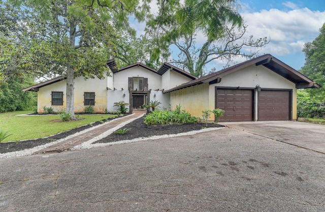 2 Mi to Dtwn: Spacious Angleton Home w/ Courtyard!