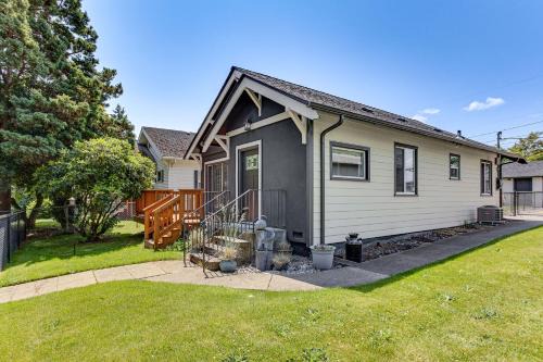 2 Mi to Dtwn Tacoma Charming Home with Deck and Yard!