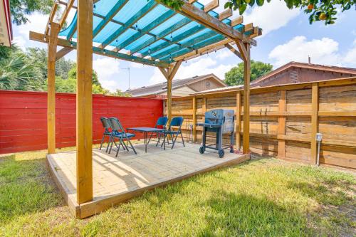 2 Mi to Family Attractions Brownsville Cottage!