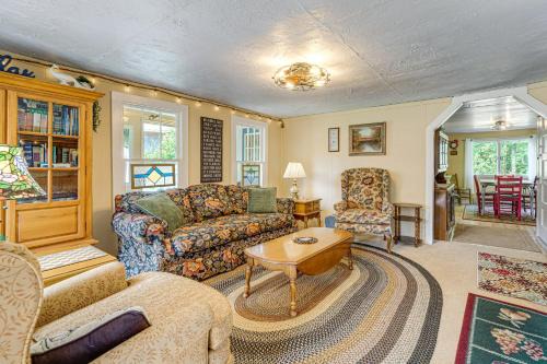 2 Mi to Hiking Trails Cozy Fayetteville Cottage!