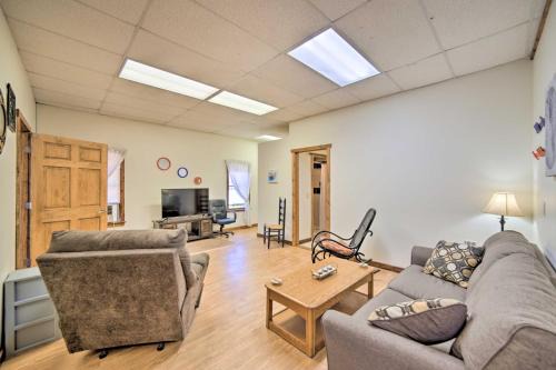2 Mi to Ice Caves Pet-Friendly Eben Junction Apt