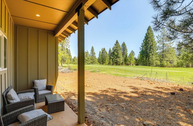 2 Mi to Lake Almanor: Home w/ Golf Course Views!