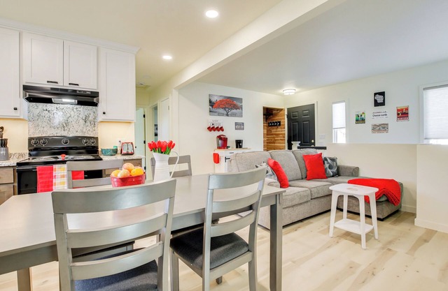 2 Mi to Lincoln Park Zoo: Family-Friendly Home