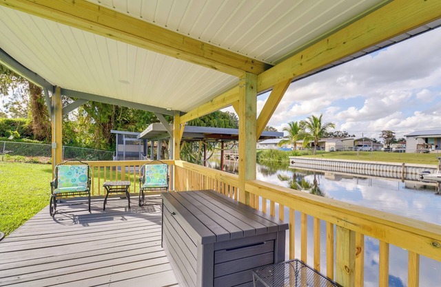 2 Mi to Lake Okeechobee: Waterfront Home w/ Deck!