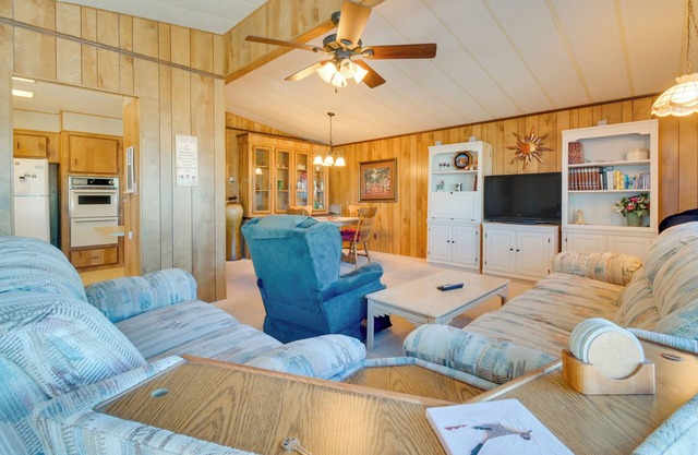 2 Mi to Lake Havasu: Pet-Friendly Home w/ Grill!