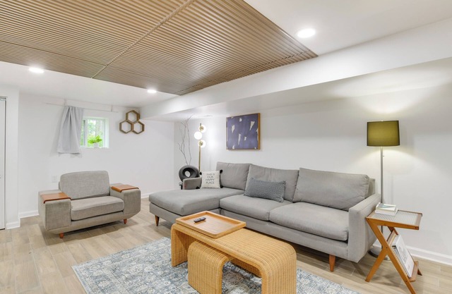 2 Mi to Logan Square: Pet-Friendly Unit w/Yard!