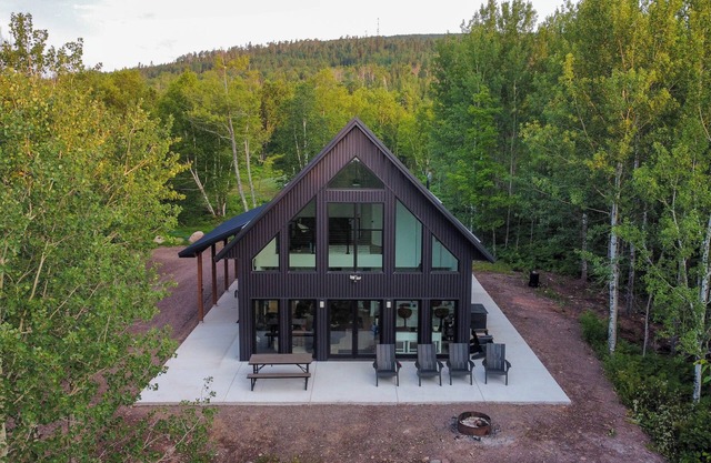 2 Mi to Lutsen Mtns: Modern Cabin w/ Fire Pit!