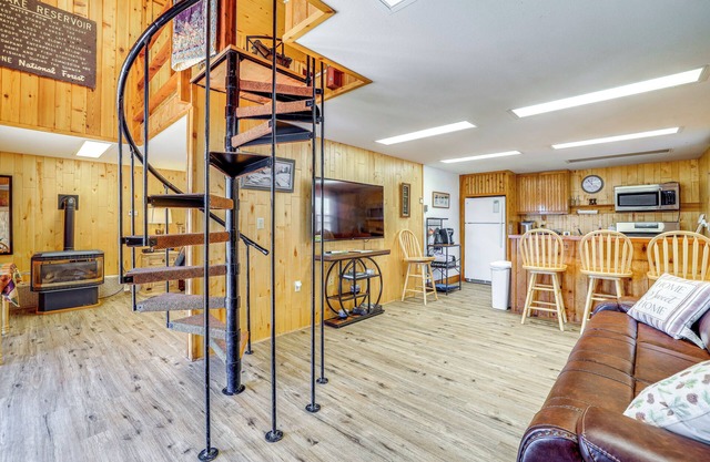 2 Mi to Main Street: Mtn-View Escape in Lander!