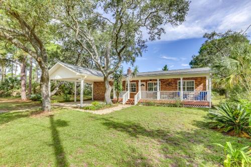 2 Mi to Mashes Sands Beach Quiet Home with Dock!