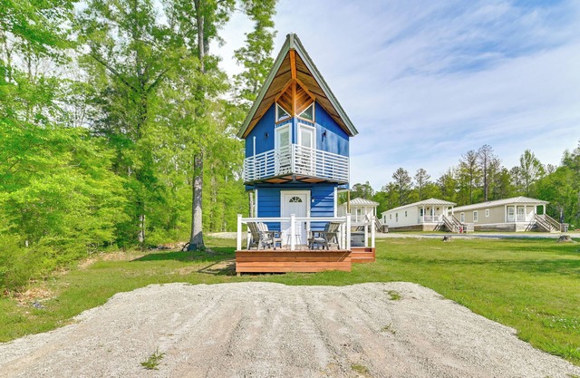 2 Mi to MSU: Tiny Home w/ Furnished Deck!