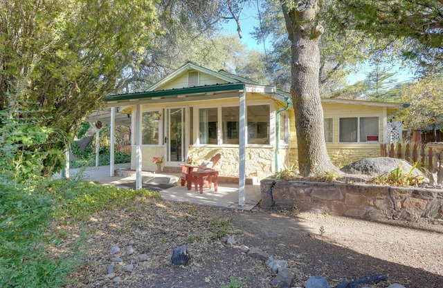 2 Mi to Mtn Biking Trails: Cozy Cottage w/ Sunroom
