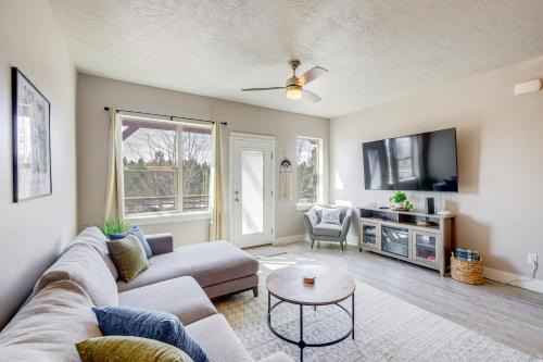 2 Mi to Payette Lake Mtn-View Getaway with Balcony