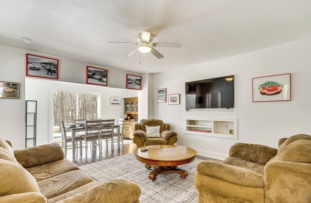 2 Mi to Road America: Pet-Friendly Duplex!