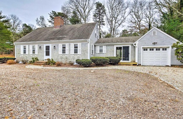 2 Mi to Shore Home with BBQ and Beach Gear in Mashpee