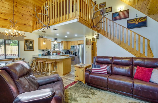 2 Mi to Show Low Lake: Scenic Cabin w/ Balcony