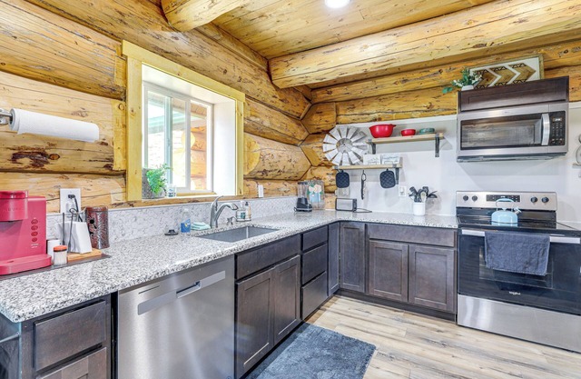 < 2 Mi to Skinwalker Ranch: 'rustic Cliff' Retreat