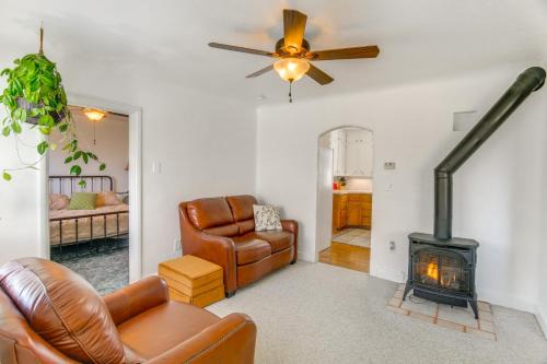 2 Mi to Snake River Quaint Farmhouse with Patio!