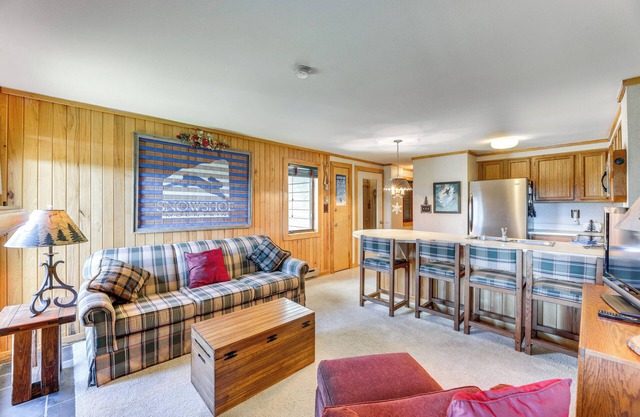 2 Mi to Snowshoe Resort: Townhome w/ Deck!