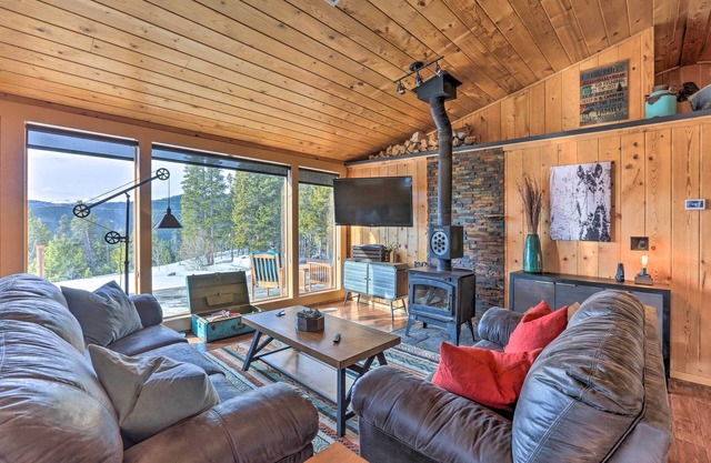 2 Mi to St Mary’s Glacier: Modern Cabin w/ Hot Tub