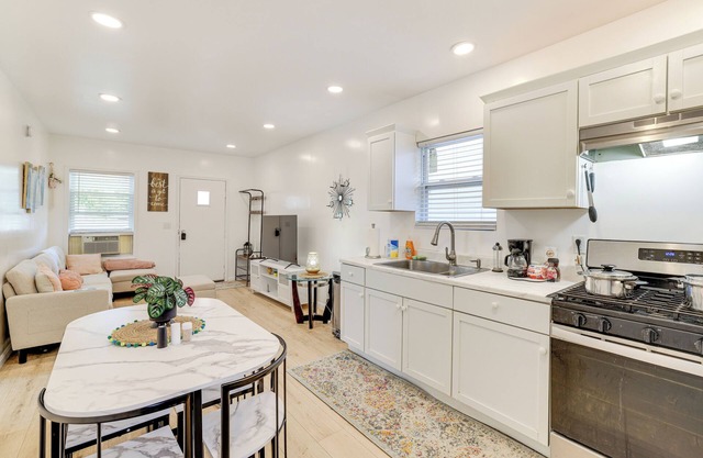 2 Mi to State Park: Updated Niagara Falls Home