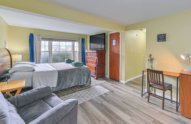 2 Mi to UBS Arena: WFH-Friendly Couple's Retreat