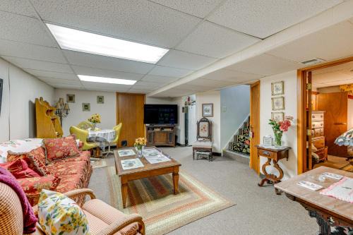2 Mi to Walden Galleria Apartment with Patio