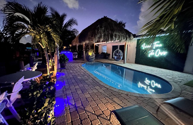 2 miles from the beach! Heated pool/Hot tub/free kayaks & so much more