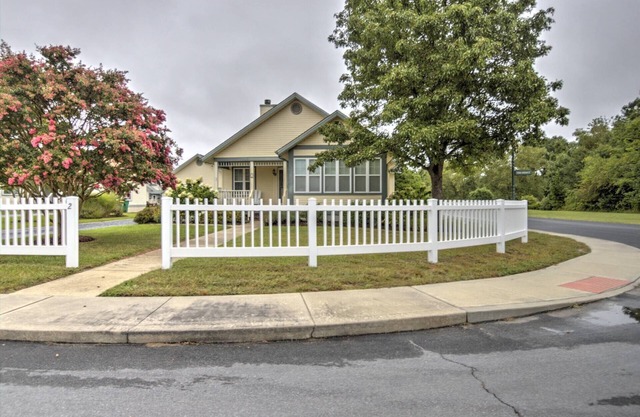 2 Miles to Beach, Sleeps 8, 2 BR, 2 BA, with Community Pool, Tennis, Golf, & Other Free Activities