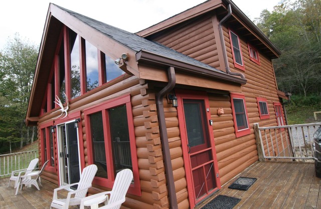 2 Meilen von Snowshoe abgelegen 3BR Blockhütte auf 9 Hektar Hot Tub Waterfall