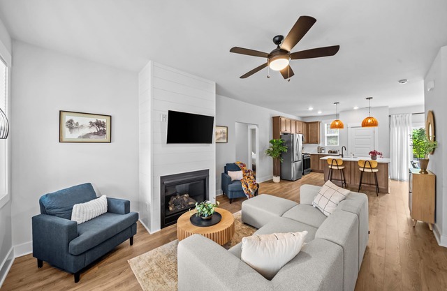 2 Min. to Downtown Simpsonville/5 Private Bedrooms