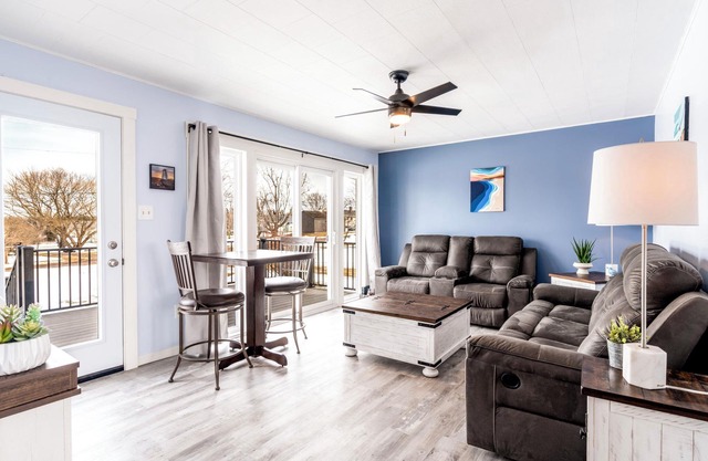 2 min to the beach. Family-sized house with vies of the water & kayaks,