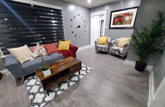 2 Mins to NAIT | 4 mins to Royal Alexandra Hospital | Downtown | Mall Access