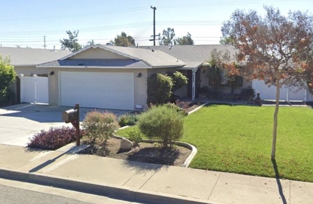 2 minutes drive to downtown Claremont. Walking distance to Restaurants and Shops