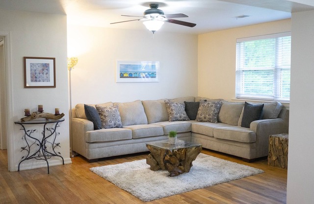 2 minutes from the Beach!
