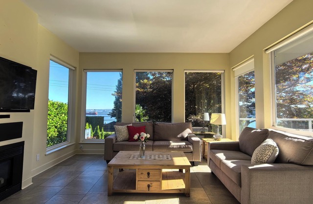 2 minutes walk to Sandy Cove Beach! Serene retreat with ocean&city views