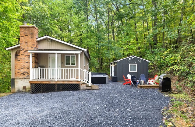 2 Modern Cabins: Hot Tub, Fire Pit, Grill, & Wifi!
