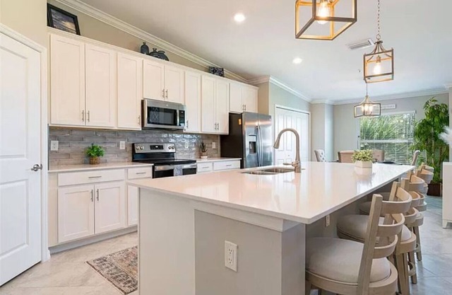 2 MONTHS MIN STAY Golfer's Retreat-Elegant 2-bdr Condo w Stunning Fairway Views!