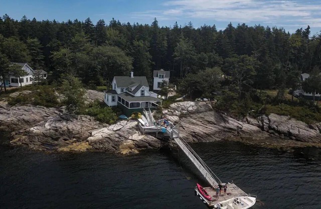 2 oceanfront Cottages with spectacular views, equipped with a deck offering direct water access