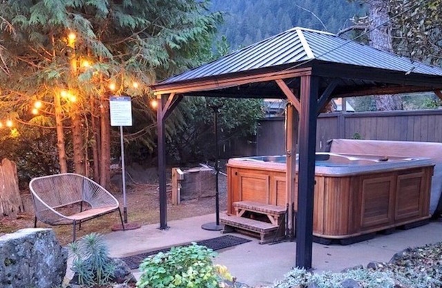 2 PERSON JACUZZI TUB | KITCHENETTE