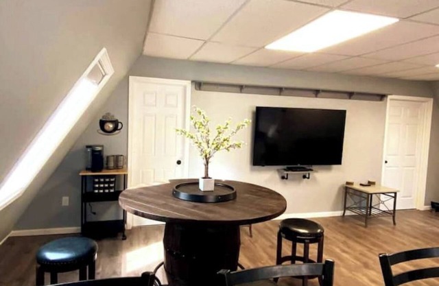 2 Person Rain Shower-Cozy Cottage+King Bed+15 Min ⛷️Kayaks+Wine Barrel Table