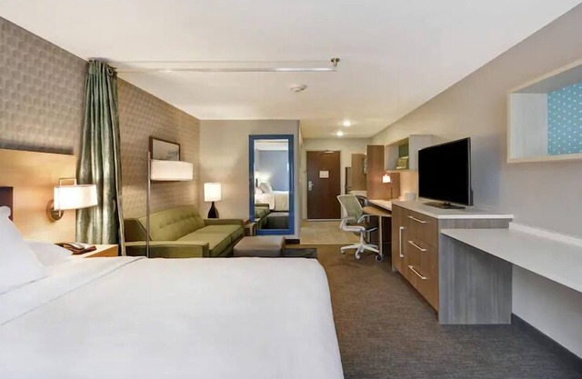 2 Pet-friendly Accommodations. FREE Breakfast! Minutes to John Ball Park Zoo