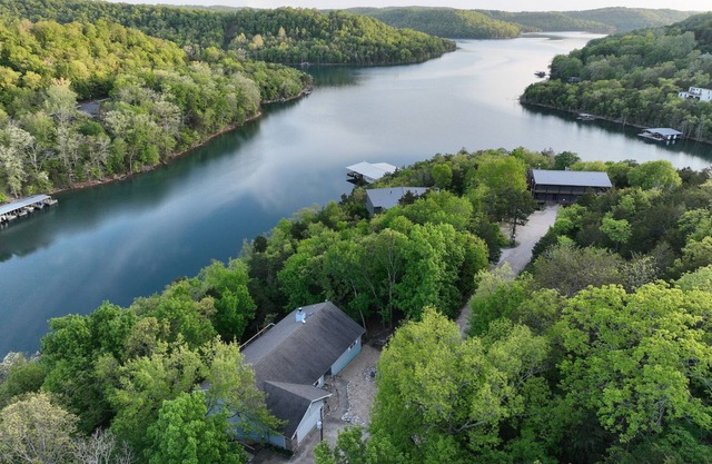 2 Master-Suiten! 4. 5BR Beaver Lake, Seeblick mit eigenem Bootsanleger.
