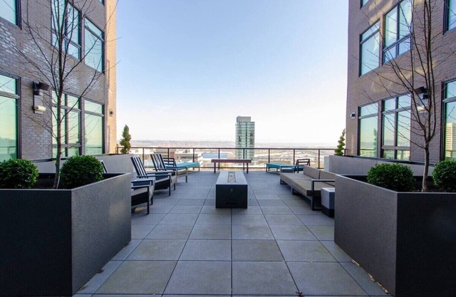 2 - Private Balconies/2- King Beds/Workspace/Gym