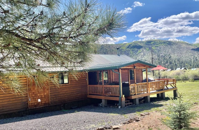 2 Private Cabins on an Secluded Acre, Walk to Restaurants, Fully Fenced