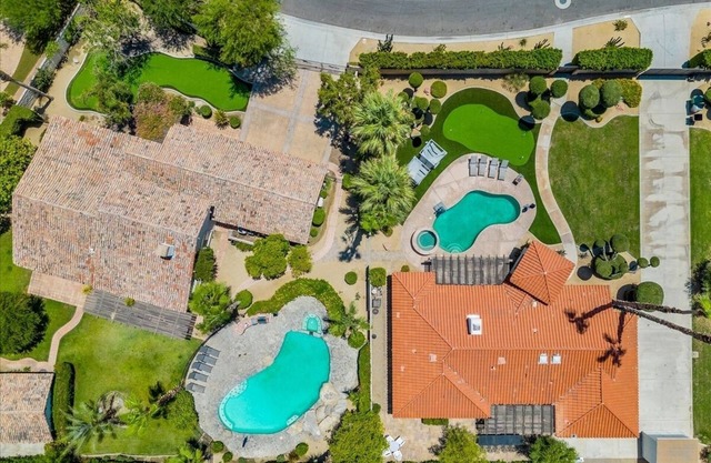 2 Private Homes on Estate 11 Bdr