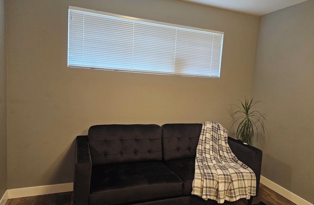 2 Queen Bed,lower level, near airport